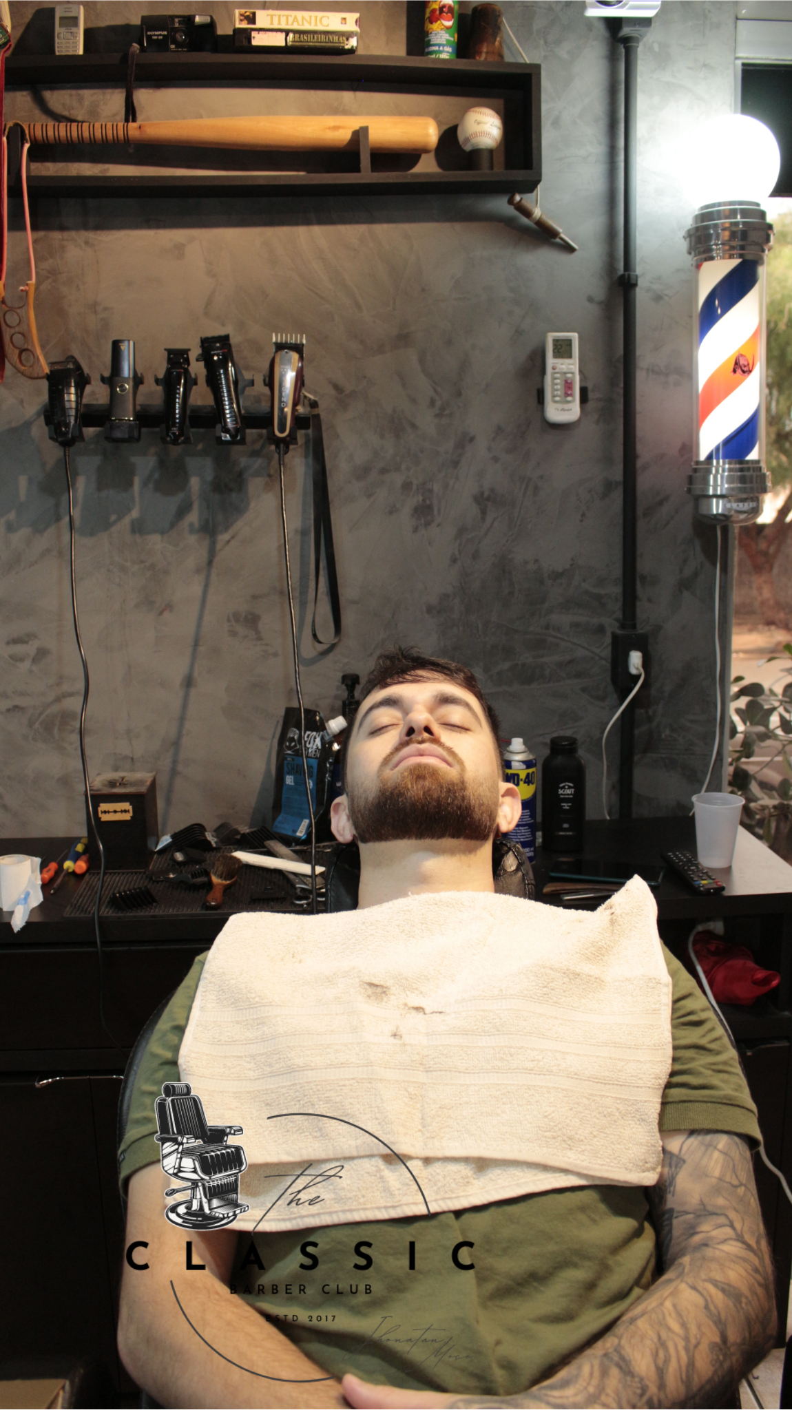 Barbeiro em atendimento